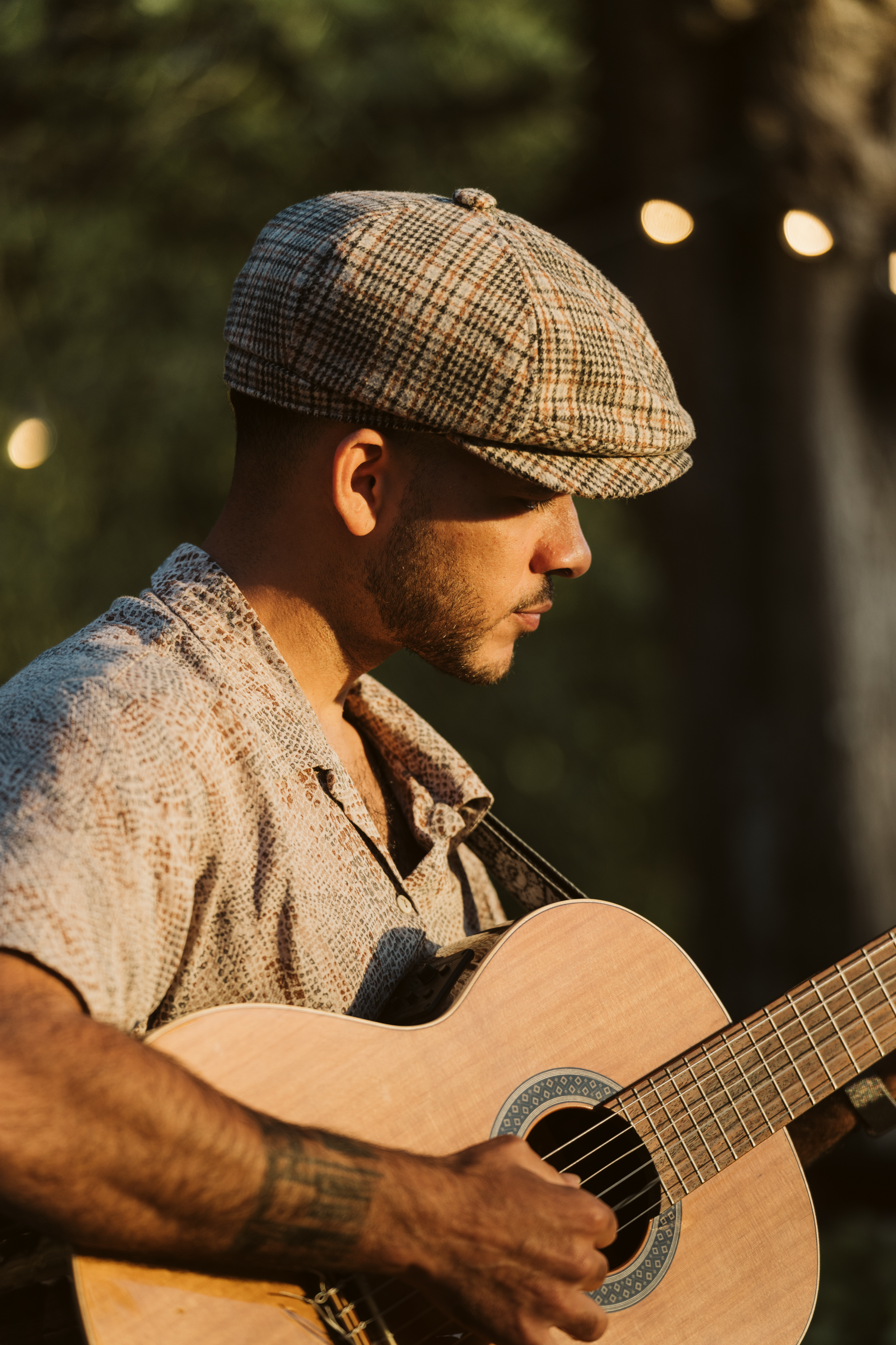 Retrato de Rapson Espinosa tocando la quitarra.